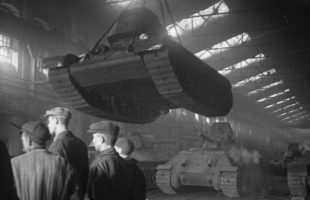 Выпуск танков на заводе «Красное Сормово». 1942